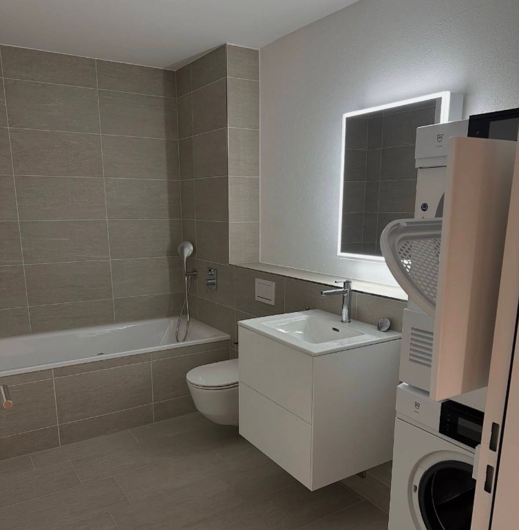 Modernes Badezimmer mit Spiegelbeleuchtung und Wärmegeräten